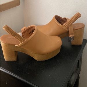 Universal Thread Brown Clogs